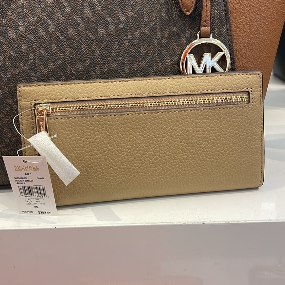 Michael Kors Reed Large Bifold Pebbled Leather Snap Wallet Card Case 
Camel 
NWT - Picture 5 of 16